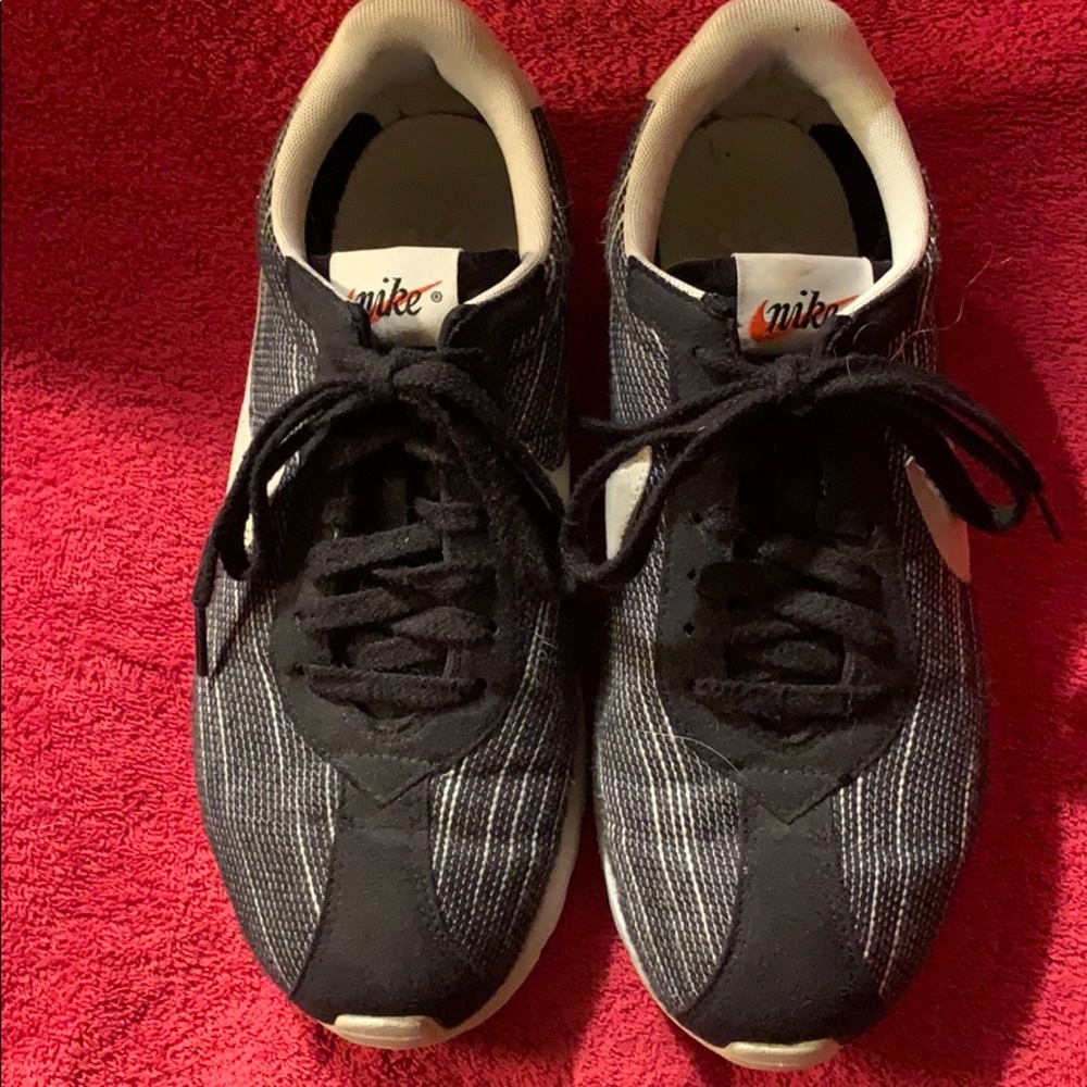 Nike Women’s Sport Shoes!  Size 9 Great Condition!
